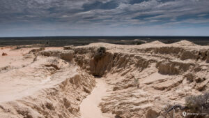 Australia_Mungo_NP-5 narrow valley formed by erroded sand in australian outback