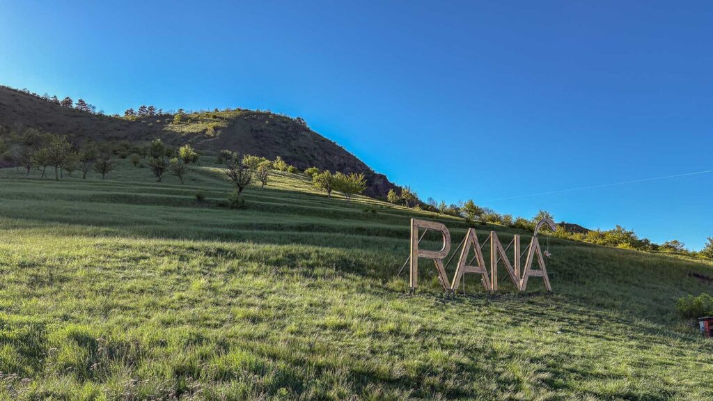 text on the hillside of Raná