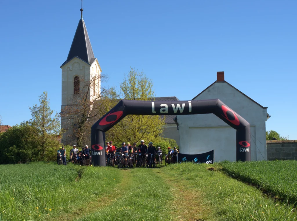 Starting grin of the bike race under the arc