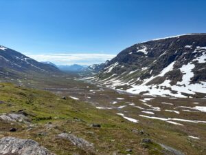 wide empty valley of Kundsleden full of warter and snow surrounded by mountains
