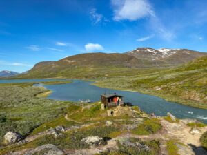 Small nordic house at the shore of the lake on Kungsleden