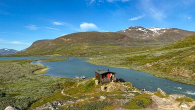 Small nordic house at the shore of the lake on Kungsleden