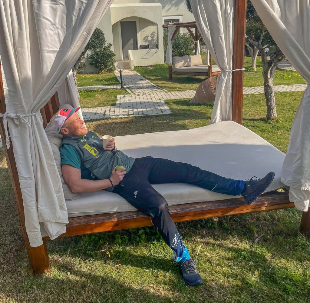 Skialpinista odpočívá na venkovní pohovce