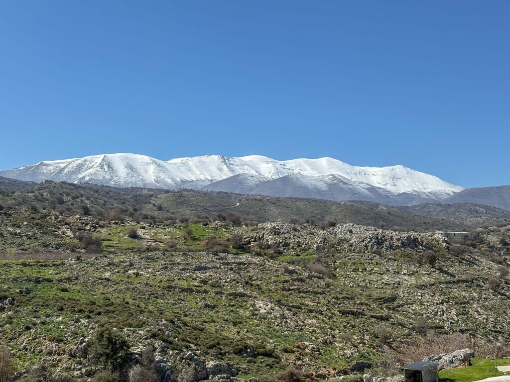 Horský hřeben s bílými vrcholky