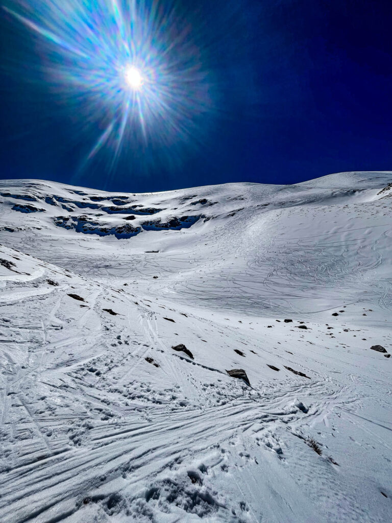 Zasněžené hory na Krétě s lyžařskými stopami v prašanu
