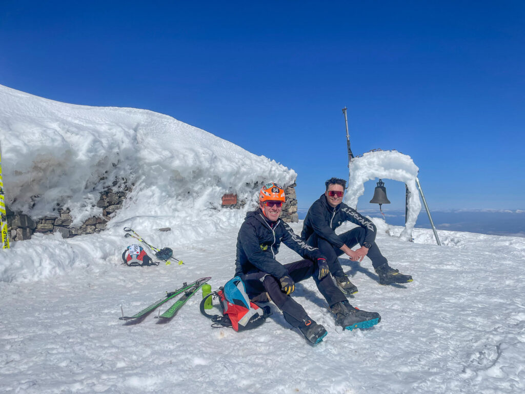 Dva skialpinisté odpočívají na vrcholu hory Psiloritis během závodu Pierra Creta 2026