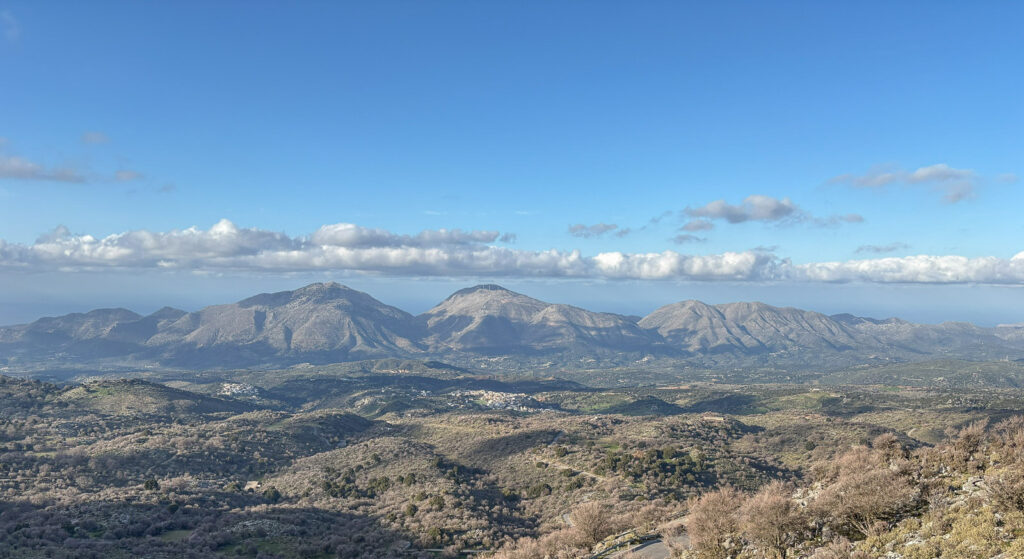 Krétské hory s mraky nad nimi