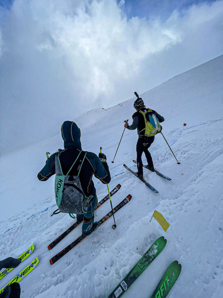 Skialpinisté se připravují na sjezd