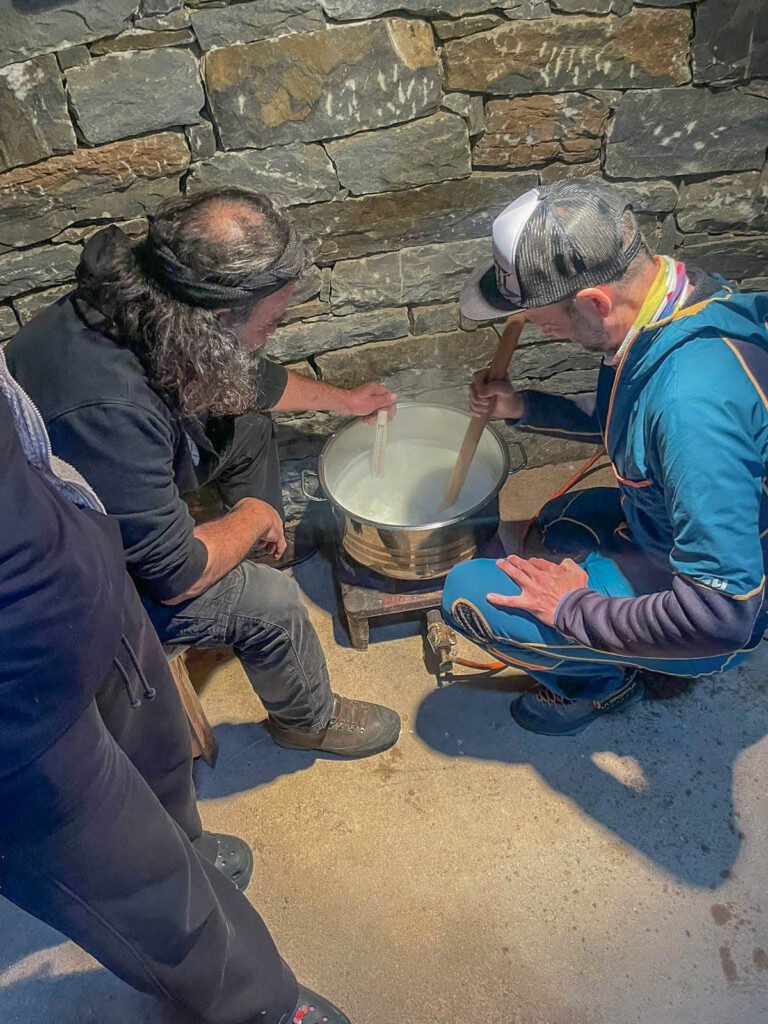 Pastýř a jeho pomocník míchají mléko při výrobě sýra v rámci programu Pierra Creta 2026