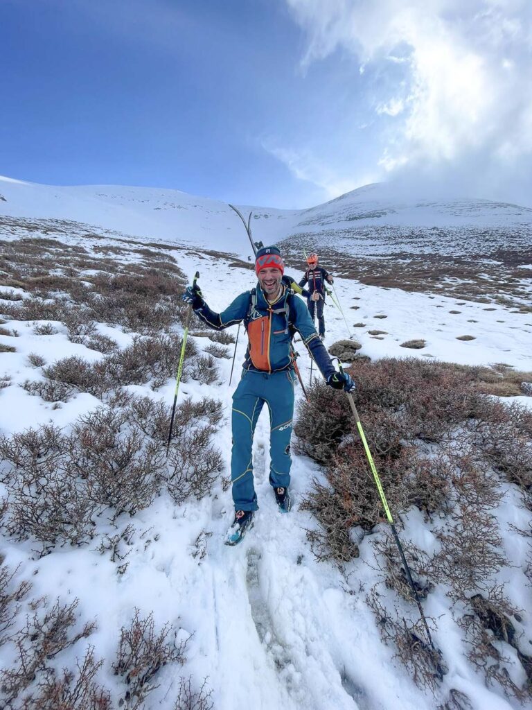 Dva skialpinisté sjíždějí z hory v botách