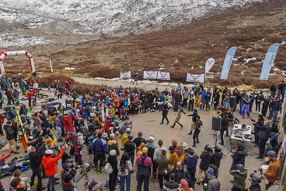 Řečtí tanečníci tančí obklopeni diváky na závodu Pierra Creta 2026