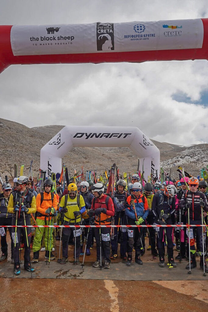 Závodníci ve skialpinismu na startovní čáře závodu Pierra Creta 2026