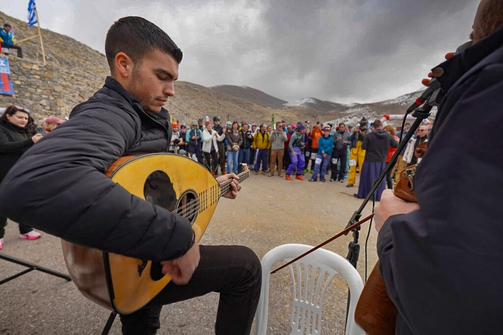 Hráč na buzuki před publikem