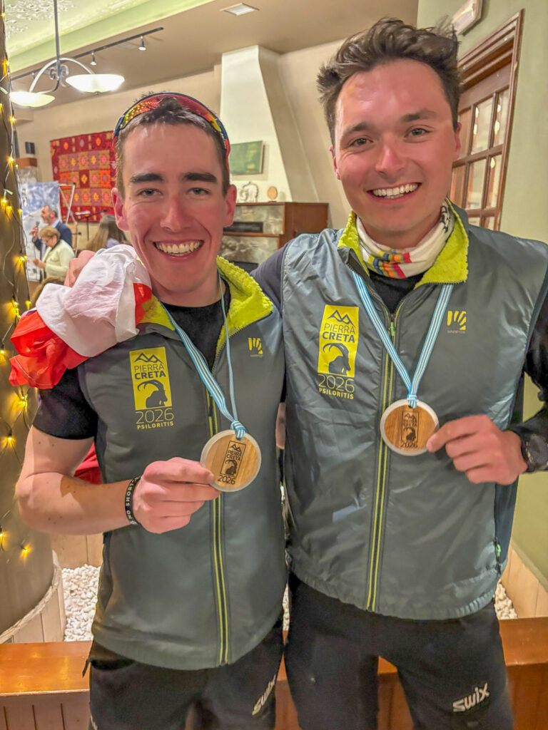 Dva muži s medailemi na závodu Pierra Creta 2026