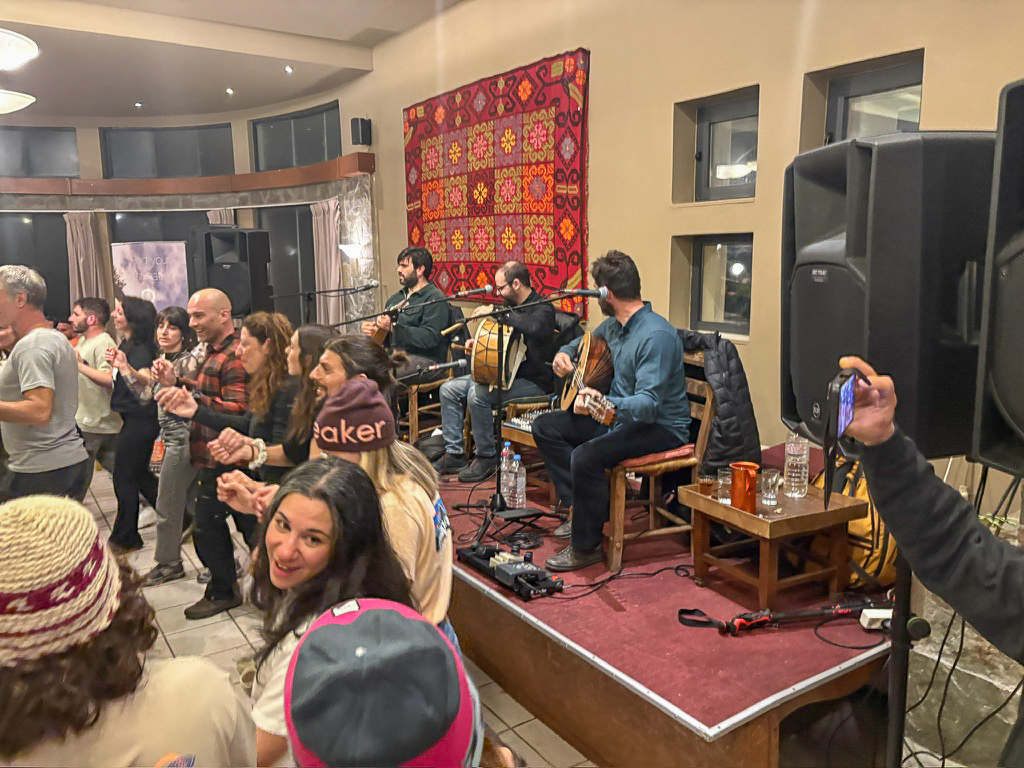 Hudebník na řecké oslavě, který hraje pro tanečníky