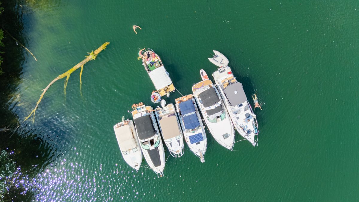 7 boats next to each othes on Donau