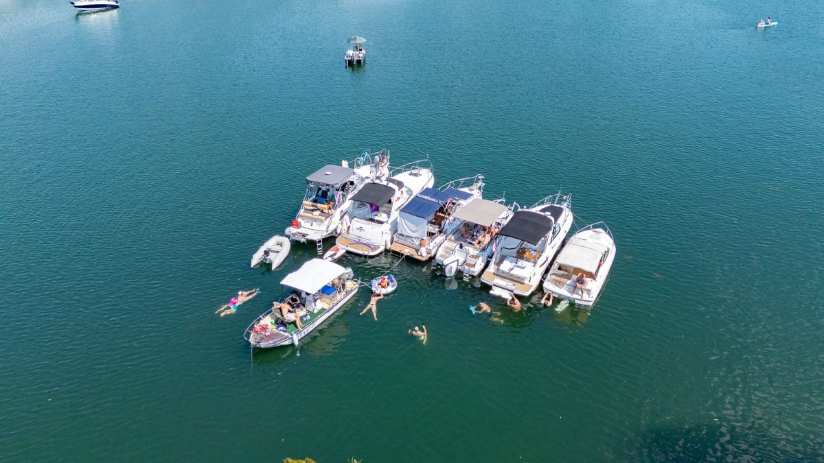7 boats next to each others on Donau in Jarovecke rameno