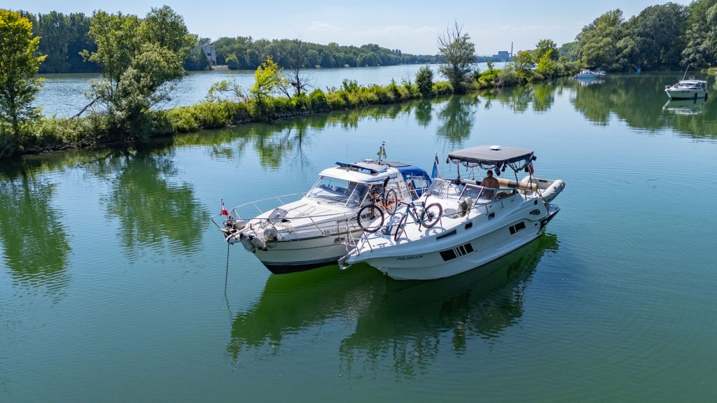 Two boats next to neach others on Donau
