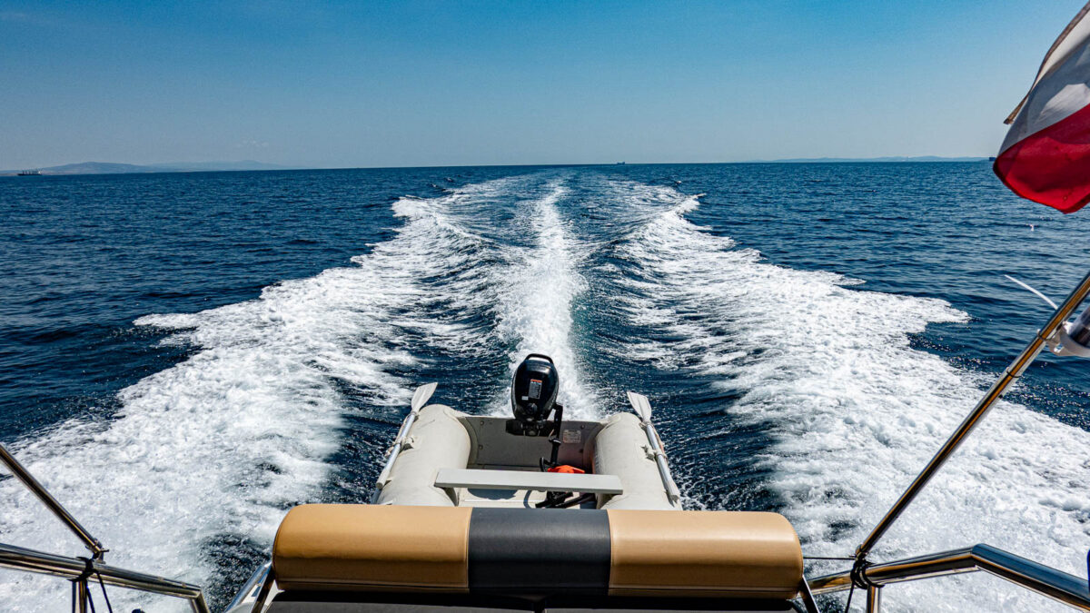 Gliding boat in the Marmara sea with a trace behind it